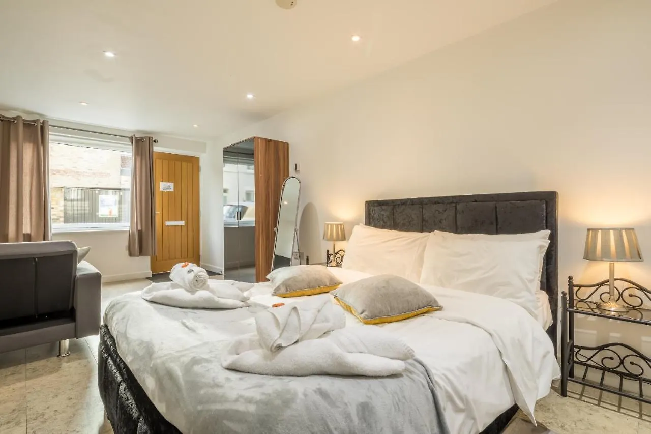 Koala & Tree - Massive Studio Apartment Centric Location - Short Lets & Serviced Accommodation Cambridge