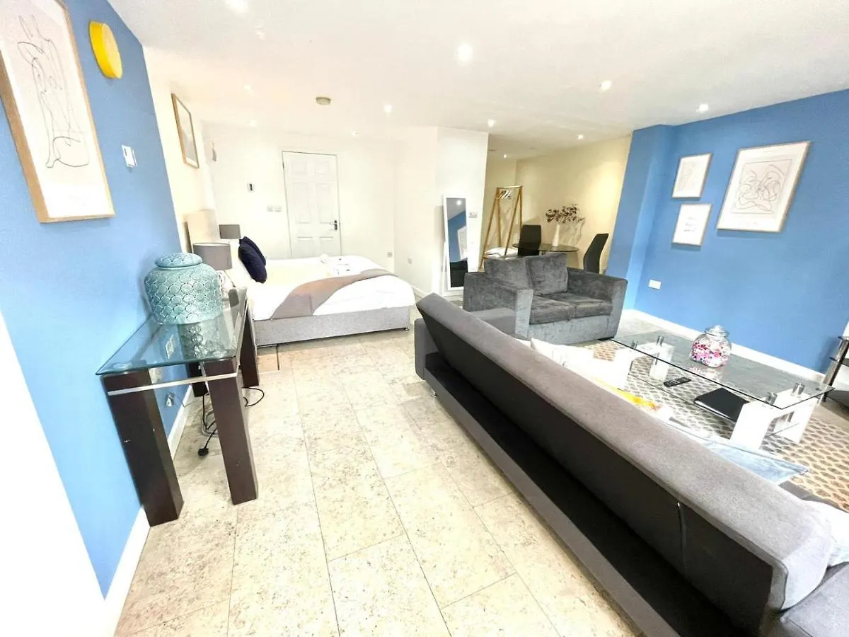Koala & Tree - Massive Studio Apartment Centric Location - Short Lets & Serviced Accommodation Cambridge