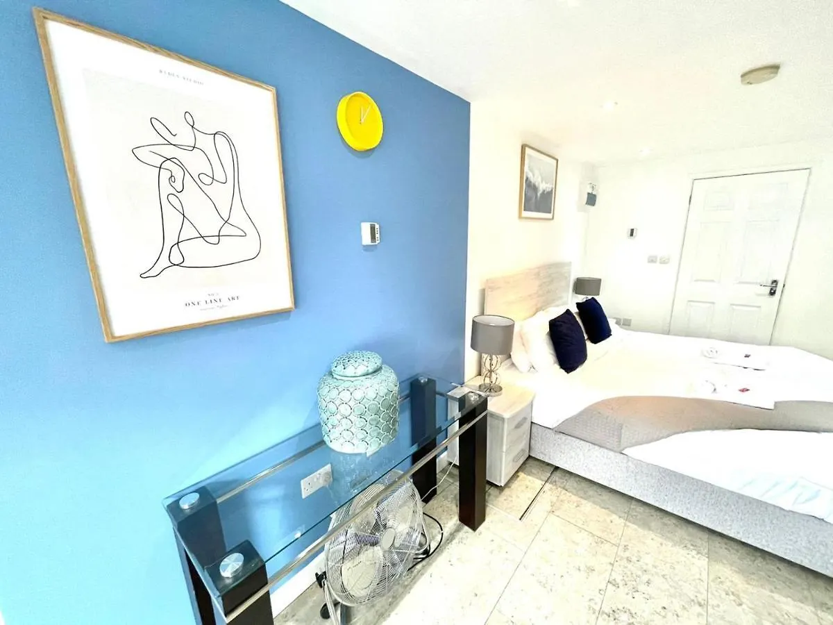 Koala & Tree - Massive Studio Apartment Centric Location - Short Lets & Serviced Accommodation Cambridge