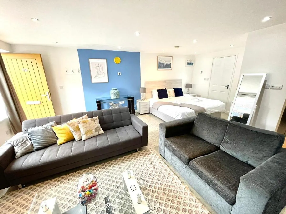 Koala & Tree - Massive Studio Apartment Centric Location - Short Lets & Serviced Accommodation Cambridge