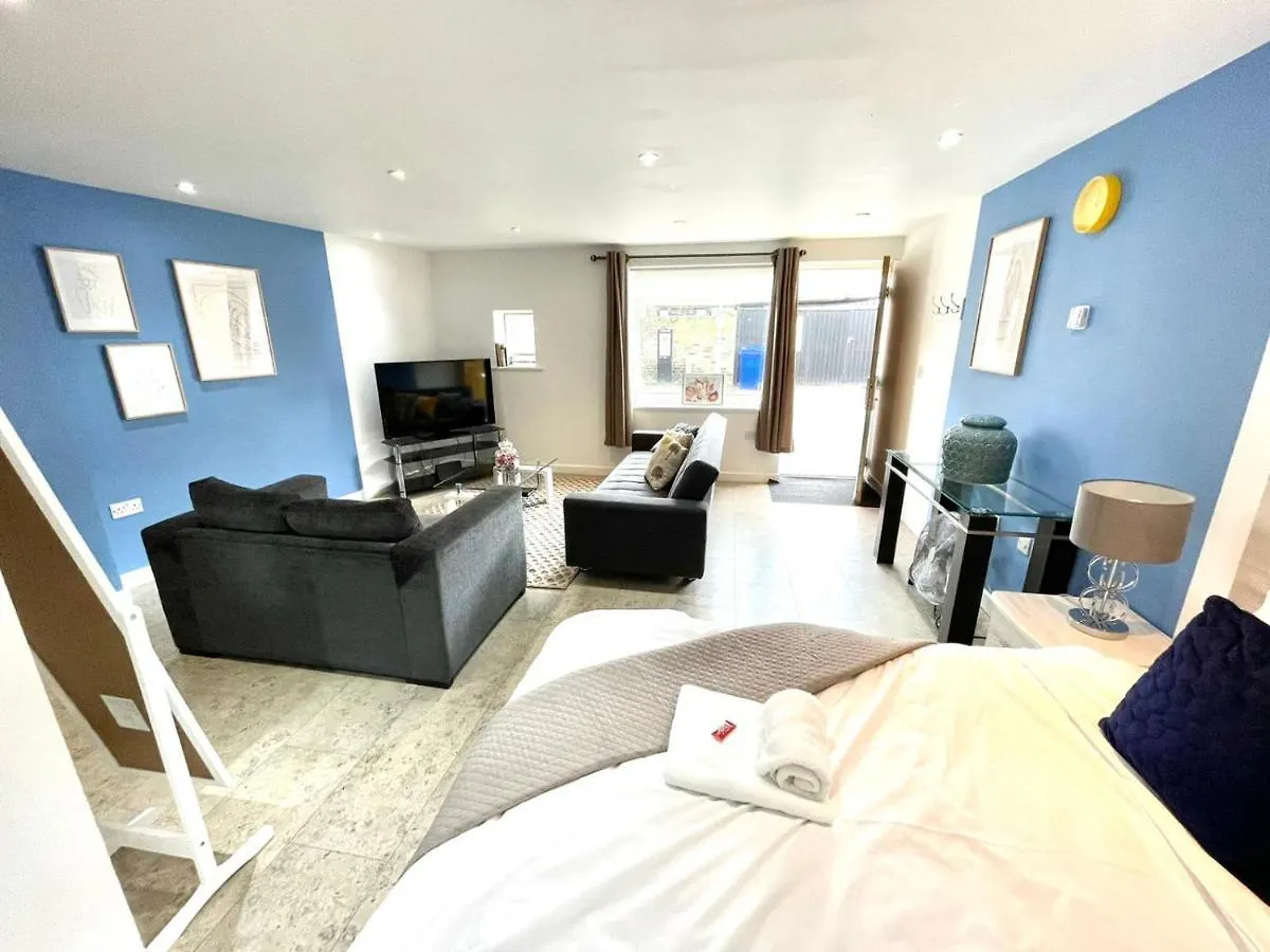 Koala & Tree - Massive Studio Apartment Centric Location - Short Lets & Serviced Accommodation Cambridge United Kingdom
