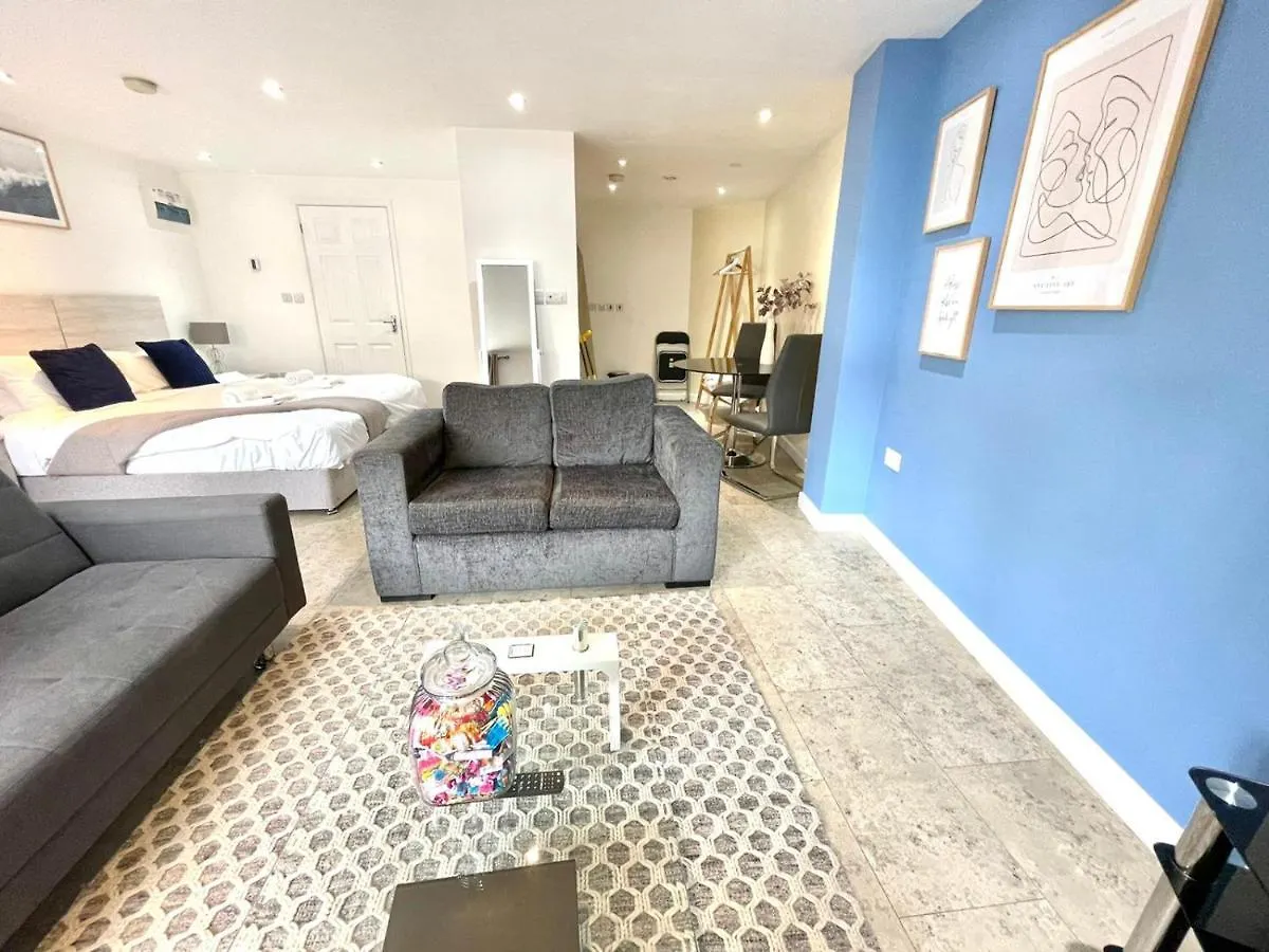 Koala & Tree - Massive Studio Apartment Centric Location - Short Lets & Serviced Accommodation Cambridge